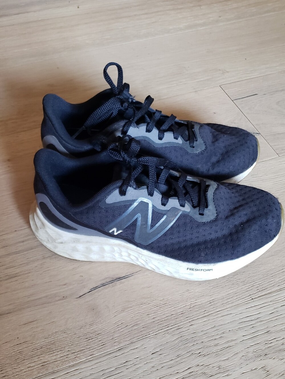 New Balance Womens Size 7 Trainers Black Fresh Foam Running Shoes